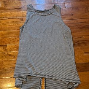 Flowy tank with button back